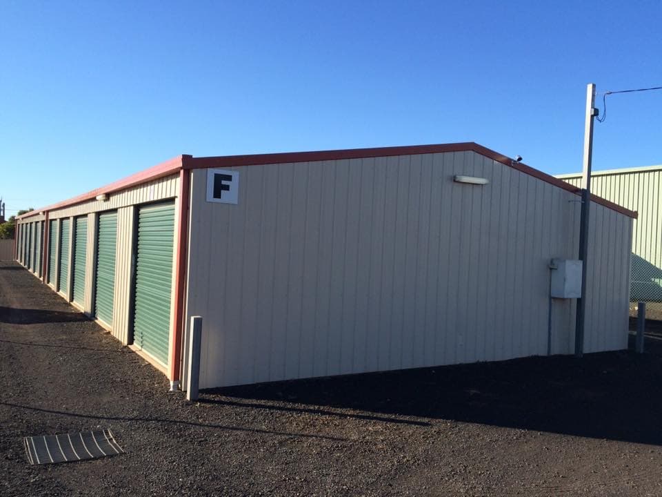 F block at 16 Smith Street, a row of drive-up units